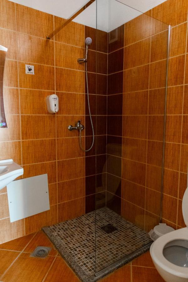 Hotel United Pristina Exteriör bild